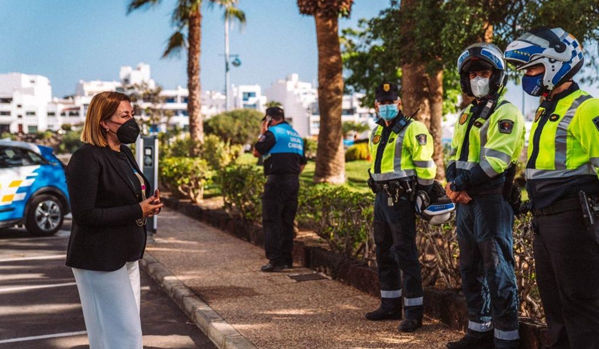 La alcaldesa de Arrecife junto a agentes de la Policía Local