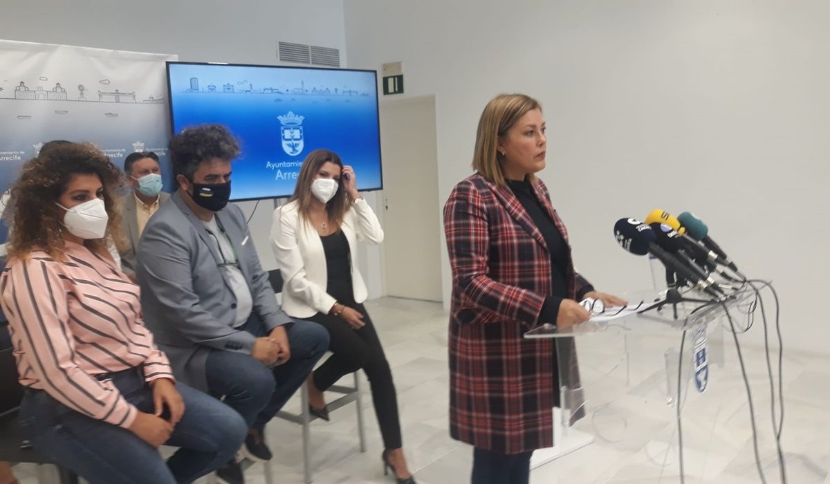 La alcaldesa en la rueda de prensa en la que anuncia el cese de los concejales del PSOE