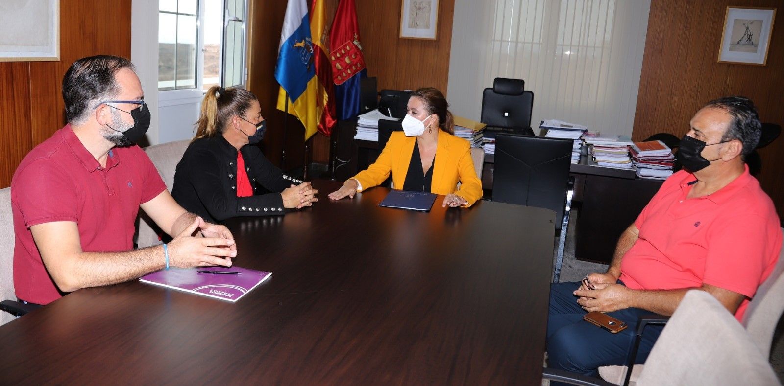 Primer encuentro entre María Dolores Corujo y Podemos para "garantizar la estabilidad" en el Cabildo