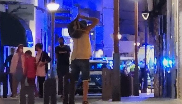 Efectivos policiales en la calle Manolo Millares de Arrecife