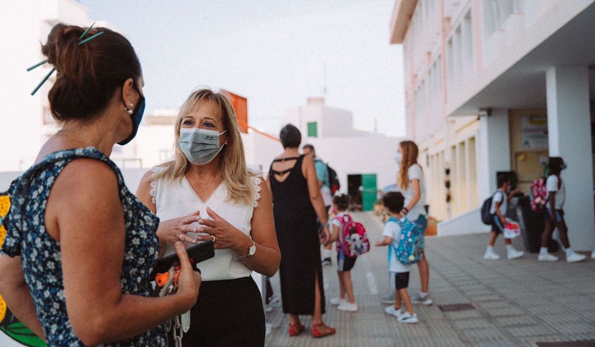 La concejal de Educación, Saro González, en el colegio Nieves Toledo