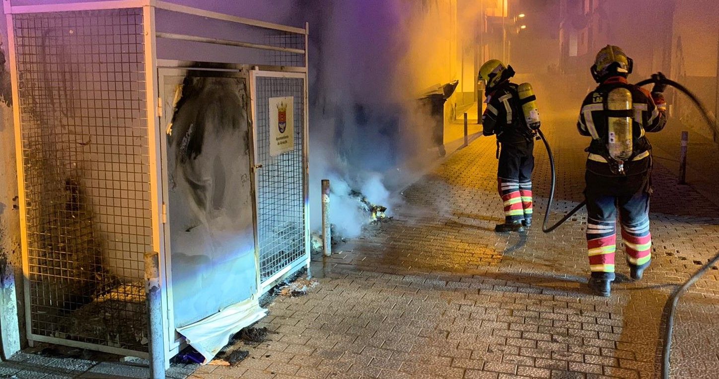 Calcinados de madrugada dos contenedores en Arrecife 
