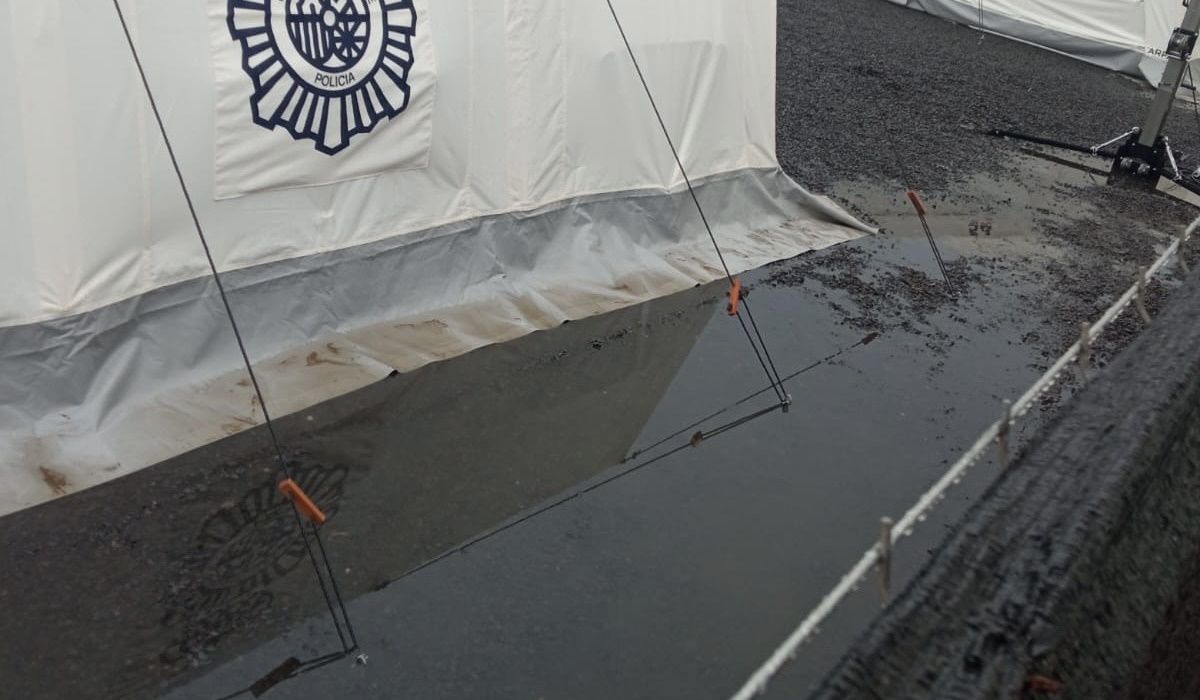 El PP denuncia que las lluvias han encharcado el terreno de las carpas