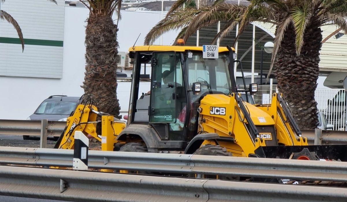 Un operario trabajando en las obras de sustitución del alumbrado de la autovía