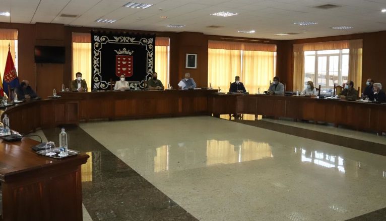 Reunión en el Cabildo con ayuntamientos, cofradías y patronal contra las jaulas marinas frente a Arrecife, San Bartolomé y Tías Reunión en el Cabildo con ayuntamientos, cofradías y patronal contra las jaulas marinas frente a Arrecife, San Bartolomé y Tías
