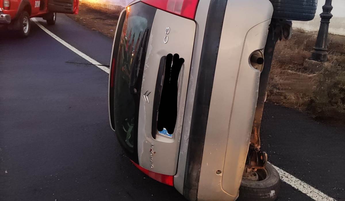 Un coche vuelca tras impactar contra una señal de tráfico en Tahíche