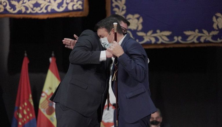 Antonio Rocío le entrega el bastón de Alcalde a Isidro Pérez Antonio Rocío le entrega el bastón de Alcalde a Isidro Pérez