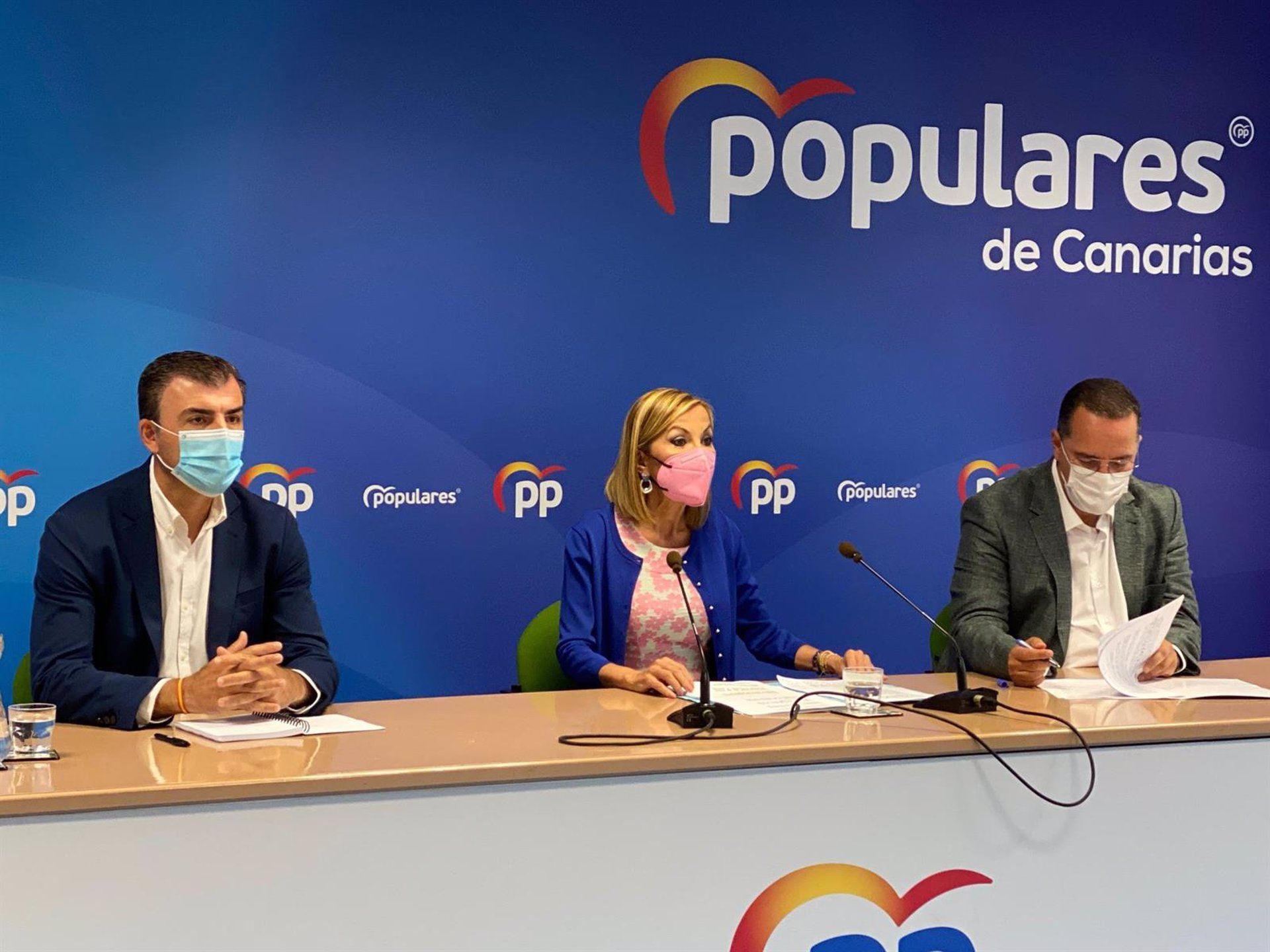 La presidenta del PP de Canarias, María Australia Navarro, junto al presidente y portavoz adjunto del Grupo Popular en el Parlamento canario, Manuel Domínguez y Poli Suárez, respectivamente (foto de archivo) 