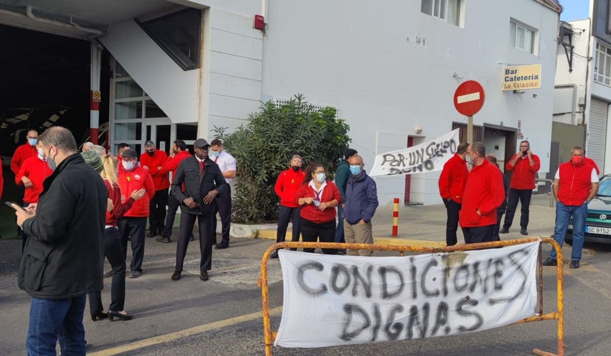 Los trabajadores de Lanzarote Bus inician la huelga indefinida