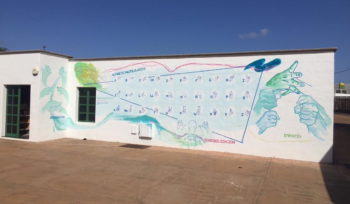 Mural de la lengua de signos en Tías