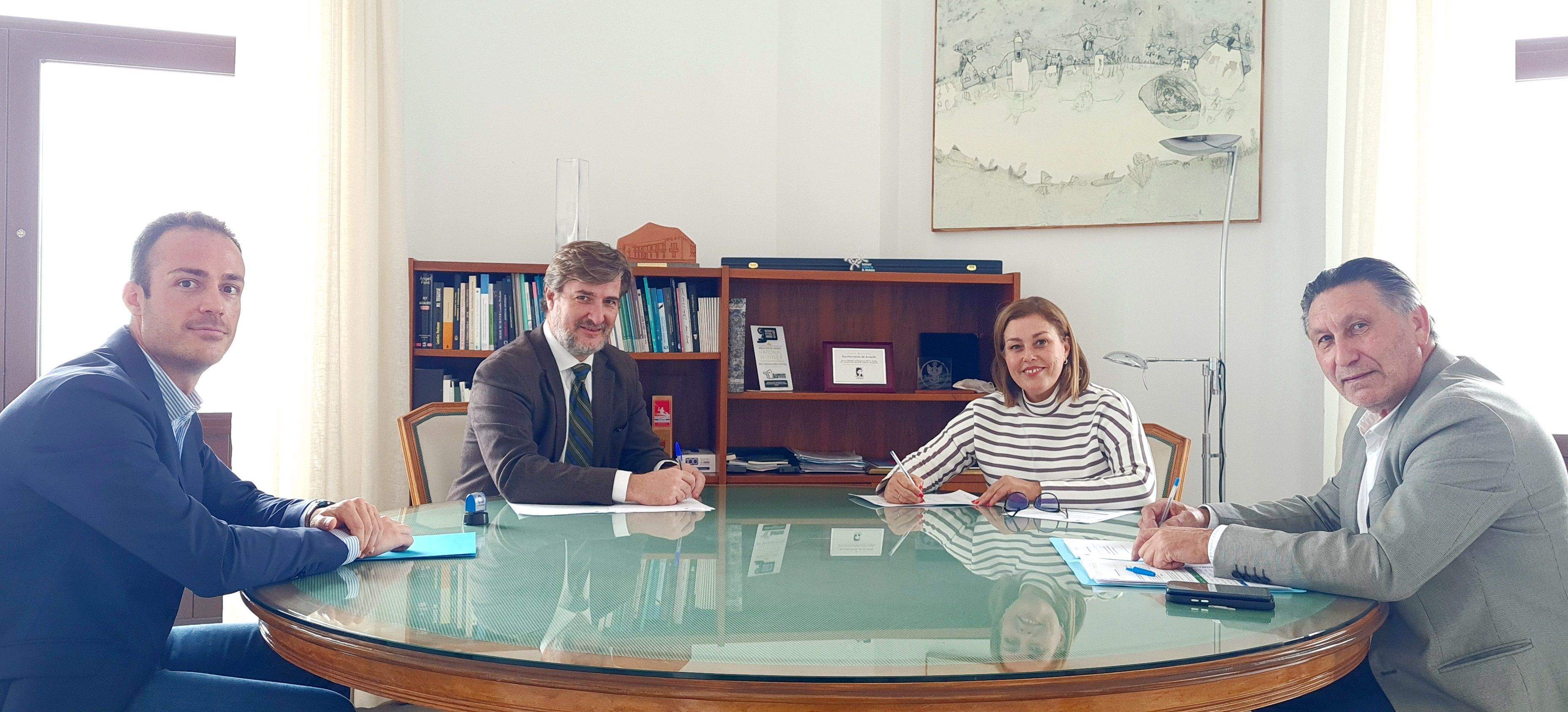 Firma del convenio entre la alcaldesa de Arrecife y Urbaser