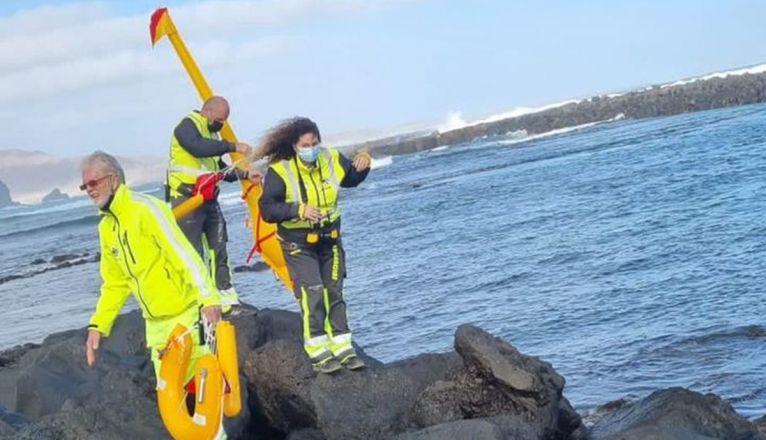 Rescate de un velero en Órzola