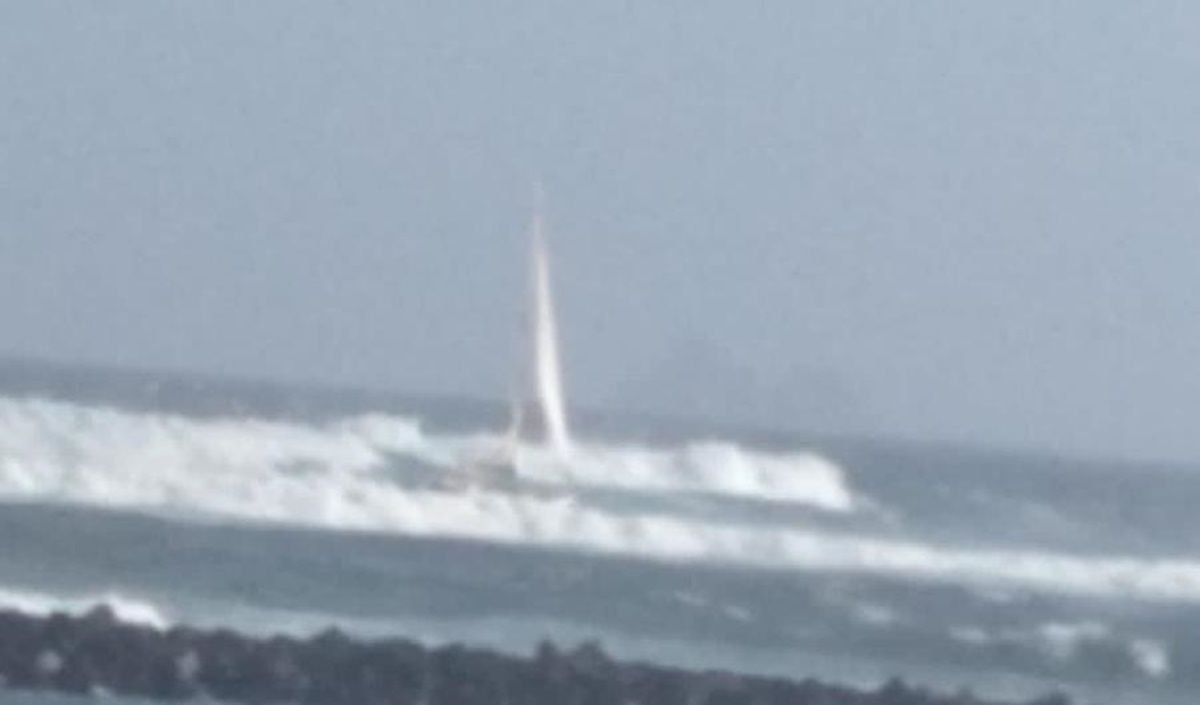 Velero encallado en Órzola