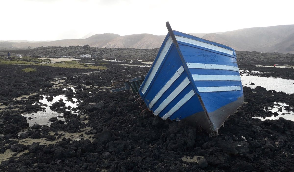 Imagen de una patera en la costa de Órzola