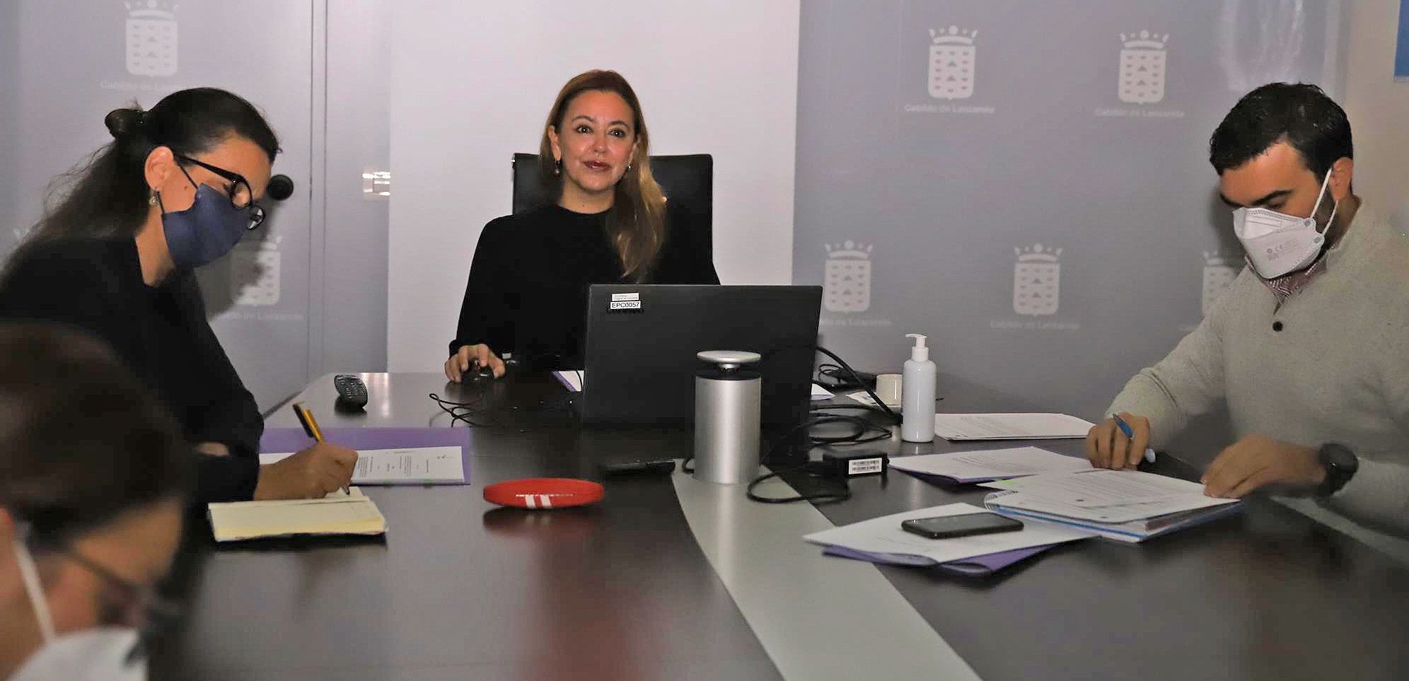 La presidenta del Cabildo y del Consorcio del Agua, durante la reunión