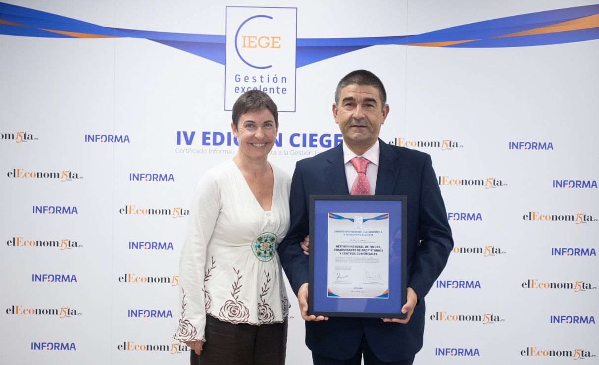 Mariano Andrés Gallego recibiendo el Certificado de Excelencia obtenido por Comunigestión Lanzarote
