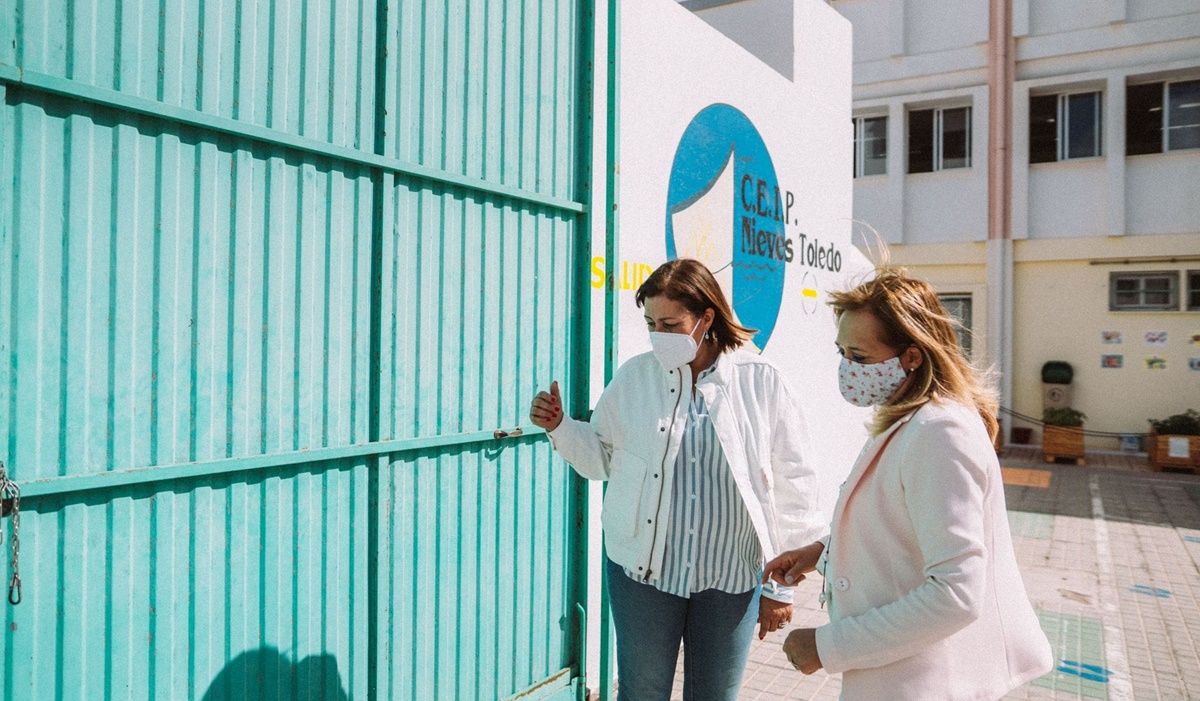 La alcaldesa Astrid Pérez y la concejal de Educación, Saro González, visitan los colegios públicos de Arrecife