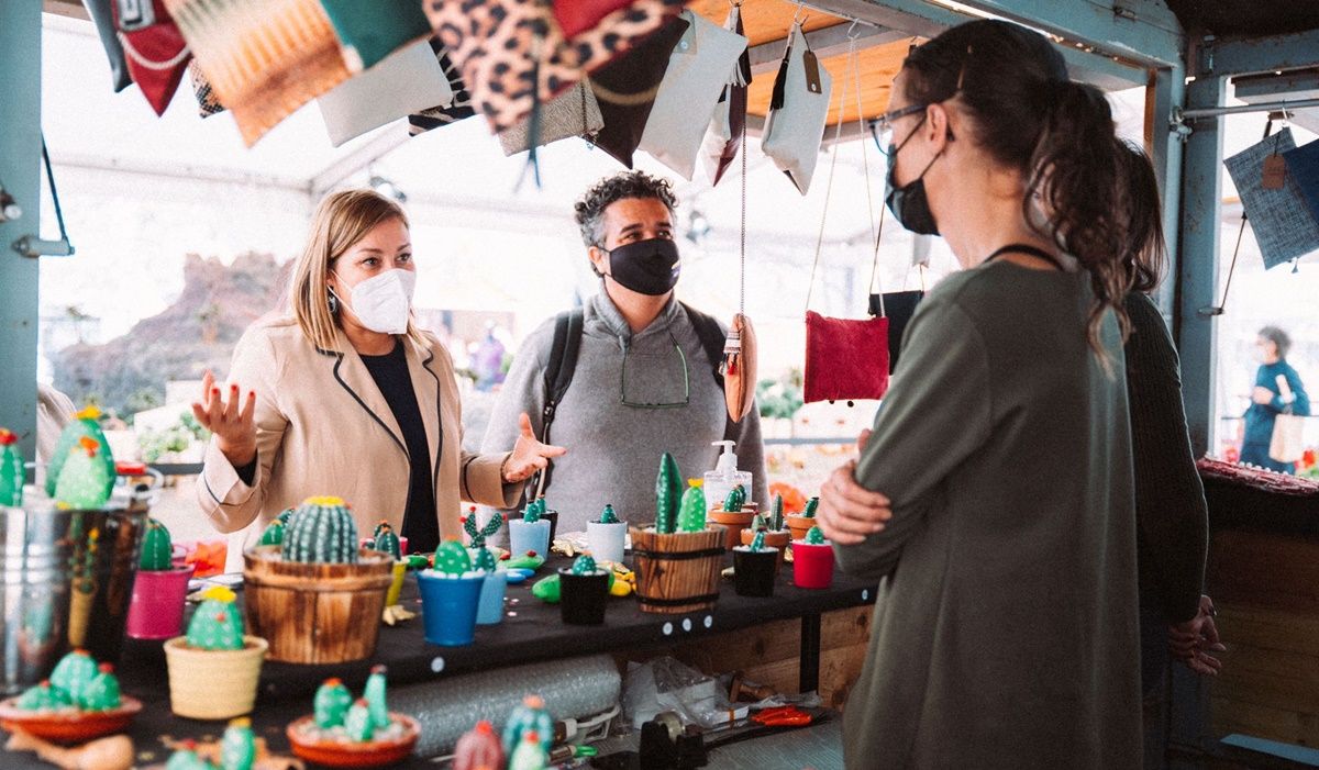 Astrid Pérez y Armando Santana visitan los puestos del Mercado de Navidad