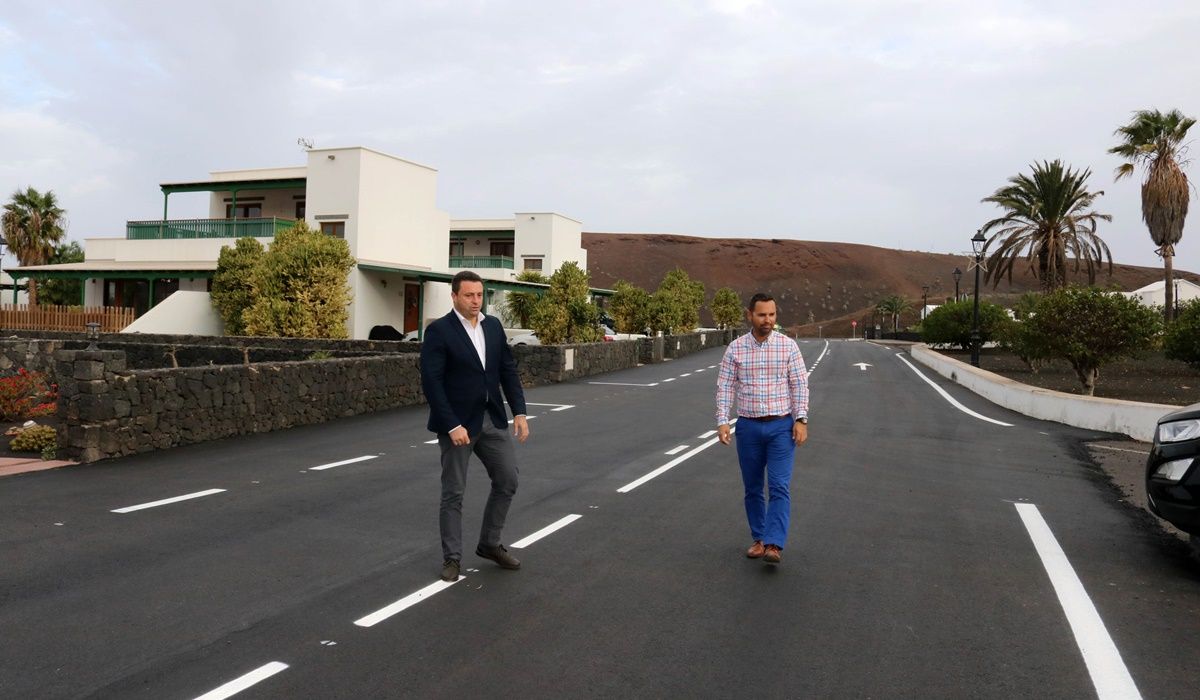 El alcalde junto al concejal de Obras en la calle Montaña La Cinta, en Yaiza, recién asfaltada
