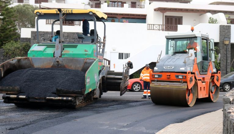 Trabajos de asfaltado en la calle Tabaibas, en Las Coloradas 