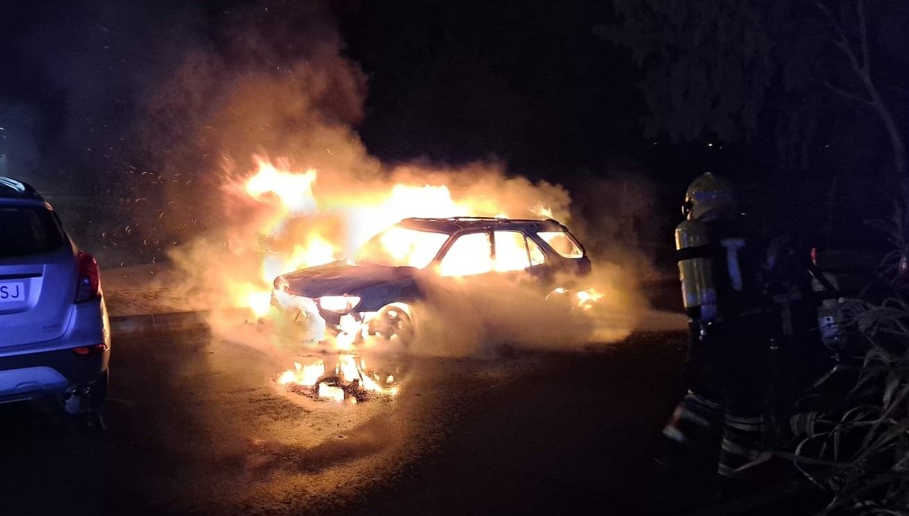 Arde por completo un coche en Arrecife