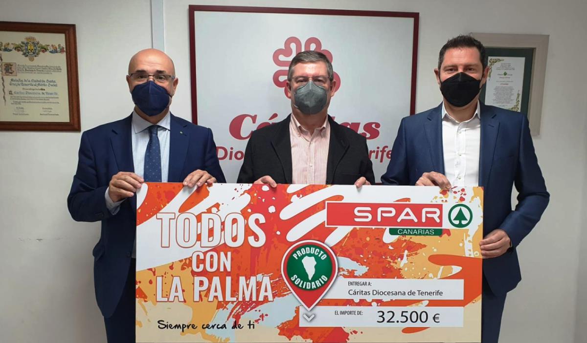 Entrega de la aportación solidaria de las tiendas Spar de Canarias para La Palma