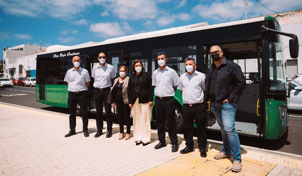 La alcaldesa con la concejal de Transportes y el encargado del Servicio de Guaguas Municipales