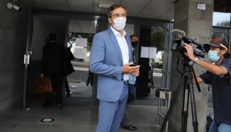 Pedro San Ginés, en la puerta de los Juzgados de Arrecife. Foto: Sergio Betancort