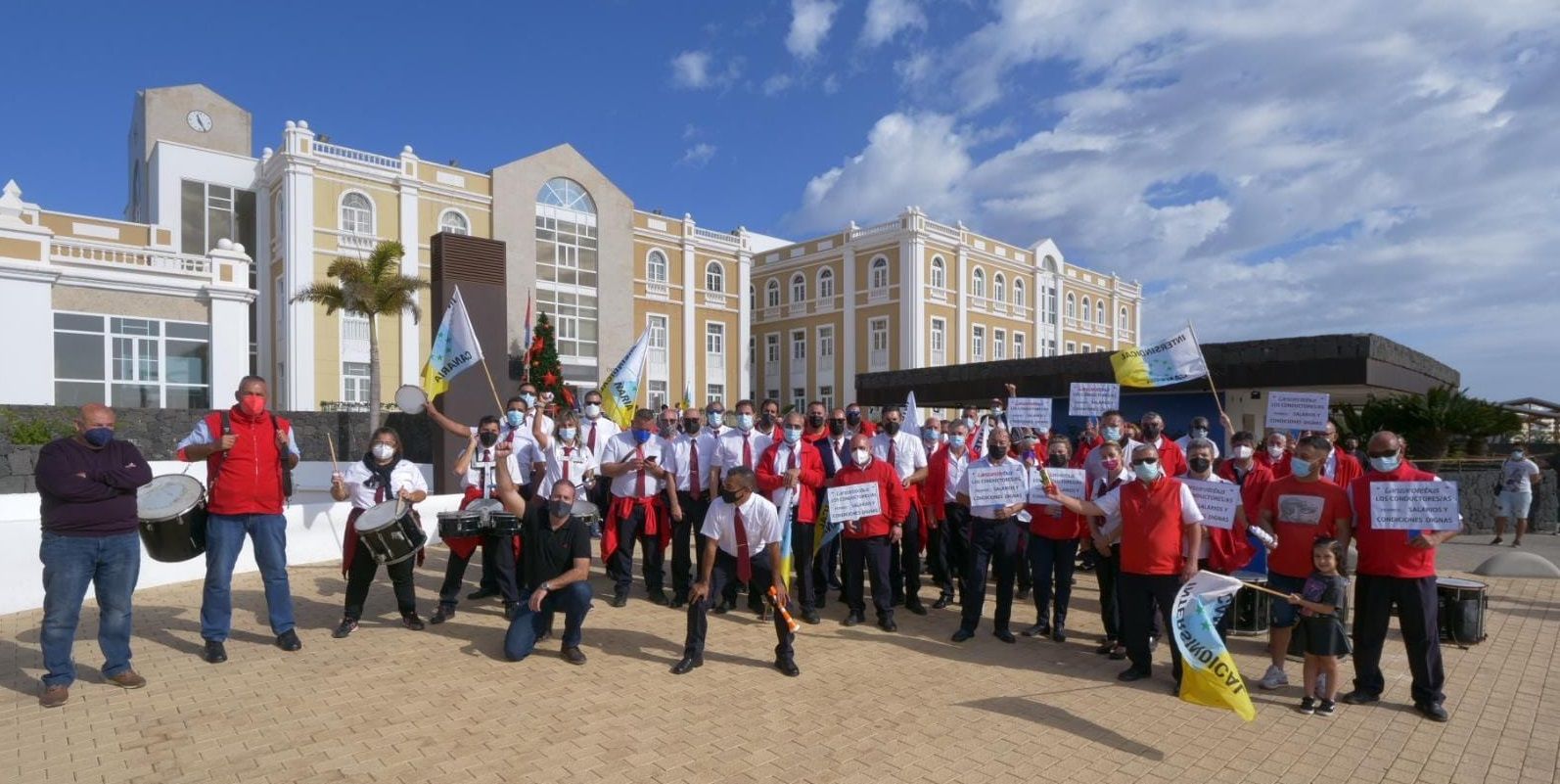 Los trabajadores en huelga de Lanzarote Bus, frente al Cabildo