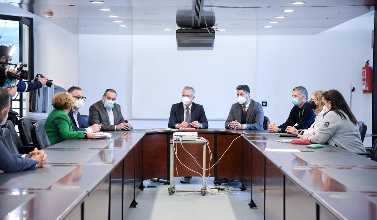 Ángel Victor Torres en una reunión en el HUC | Foto: EuropaPress