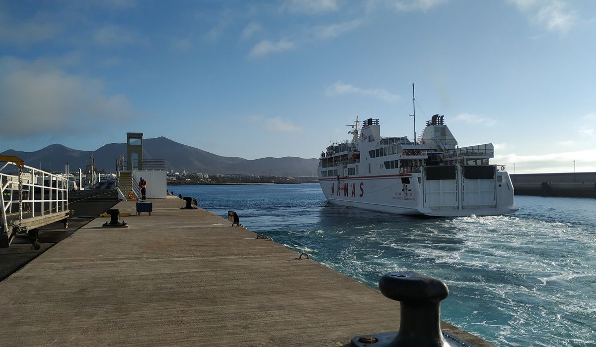 Imagen de un barco de Armas zarpando del muelle de Playa Blanca