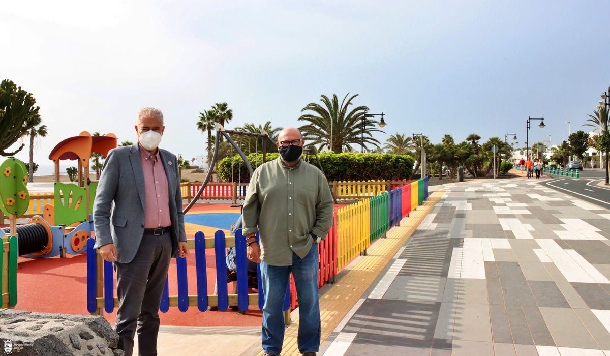 El alcalde, José Juan Cruz, y el segundo teniente alcalde, Nicolás Saavedra, en la visita al parque infantil