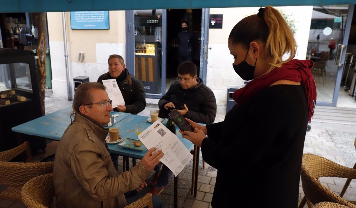 Una camarera pidiendo el certificado Covid | Foto: EuropaPress