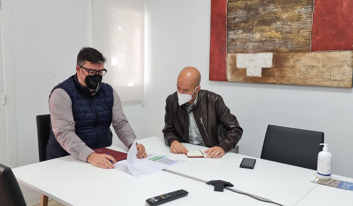 El alcalde de San Bartolomé, Isidro Pérez, junto al concejal de Deportes, Raúl de León