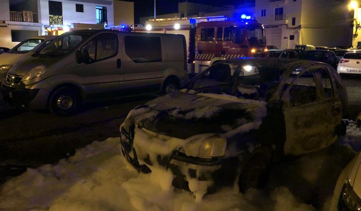Arden tres coches en Arrecife