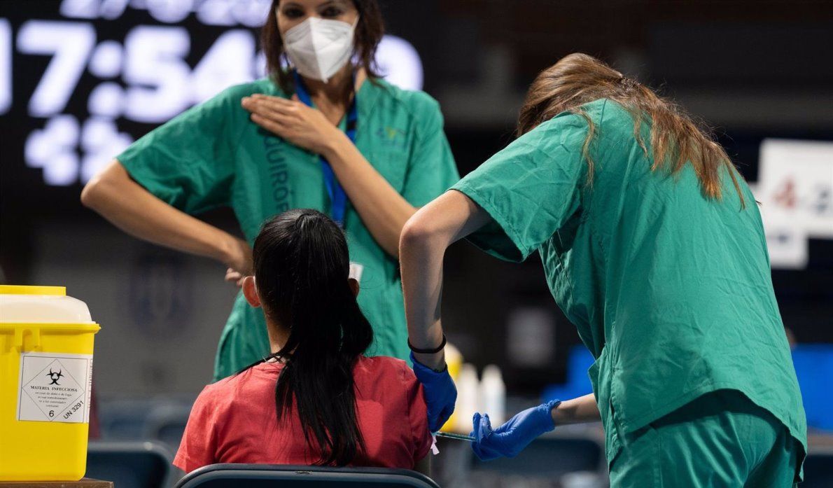 Una enfermera administra la vacuna contra la COVID-19 