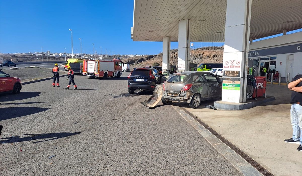 Colisión de dos vehículos en una gasolinera