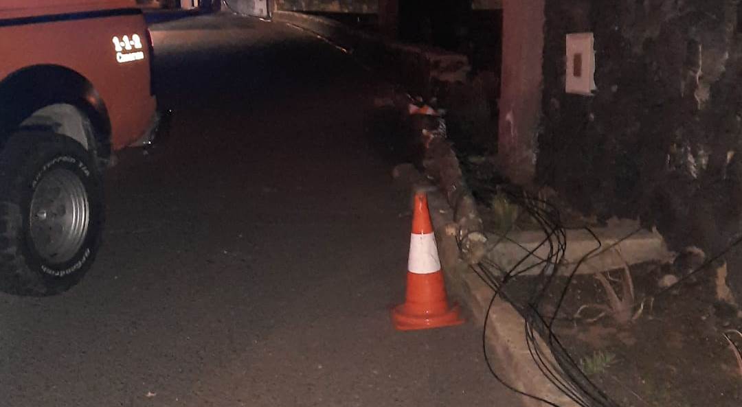 La caída de un tendido telefónico obliga a cerrar la carretera LZ-10 que conecta Tahíche con Haría 