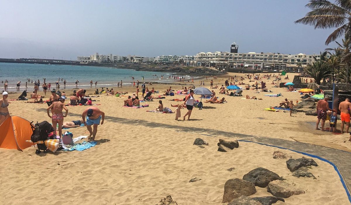 Gente en la playa de Las Cucharas el último día del año