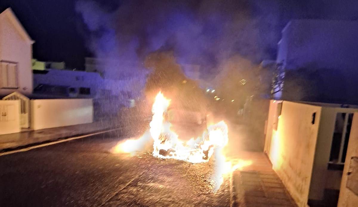 El fuego calcina un coche en Arrieta 