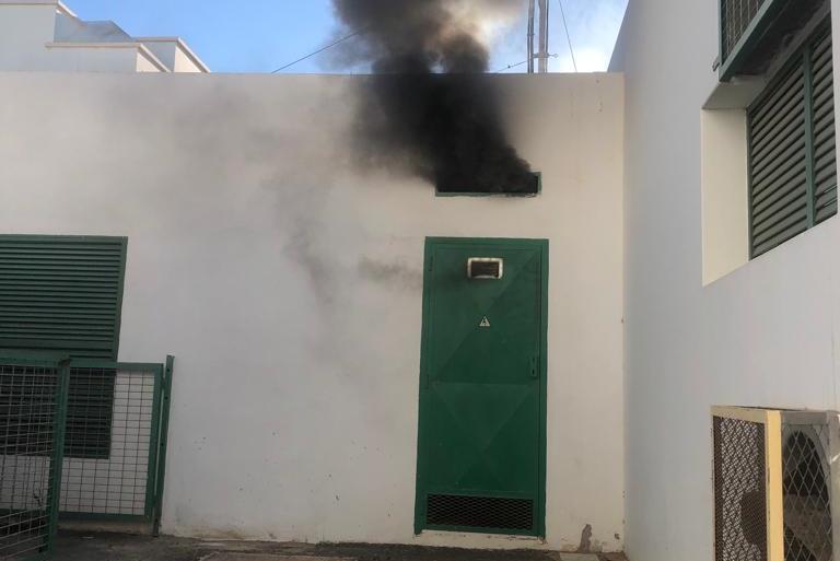 Un fuego en el cuarto de máquinas del Hospital Insular en Arrecife deja sin luz las instalaciones