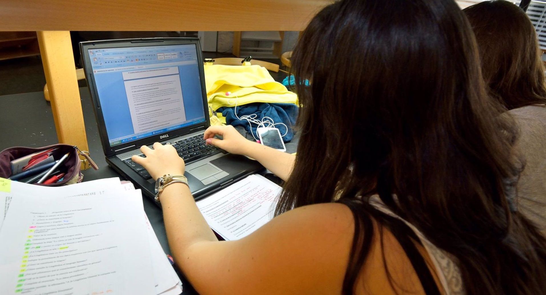 Una estudiante con un ordenador portatil