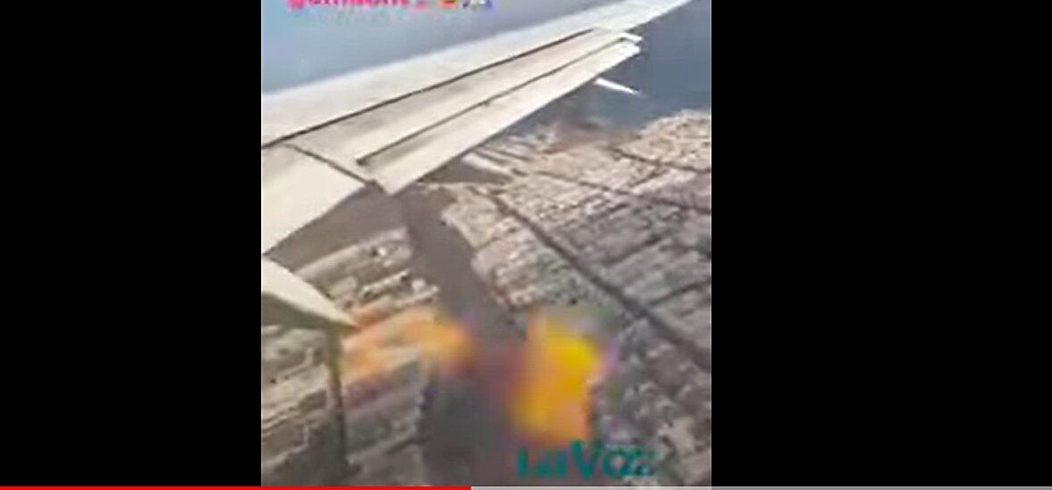 Momento en el que se incendia uno de los motores del avión