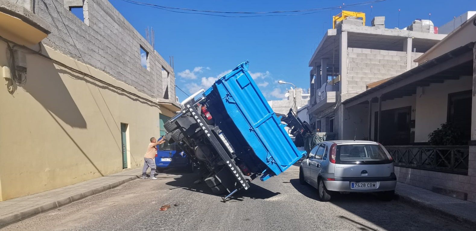 Camión volcado en Argana