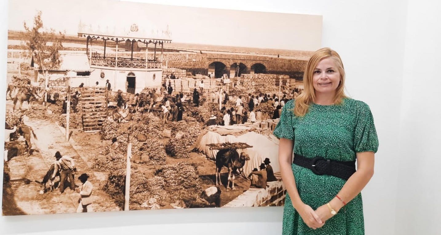 La concejal del PSOE Cristina Duque, junto a una antigua imagen de Arrecife