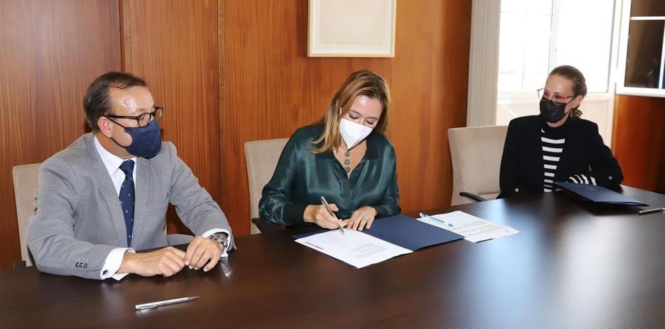 Firma del crédito por parte de la presidenta del Cabildo
