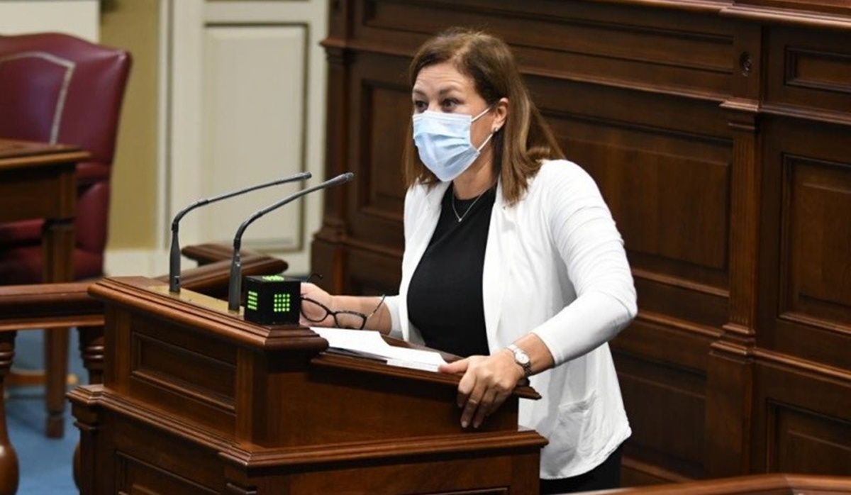 Astrid Pérez en el Parlamento de Canarias