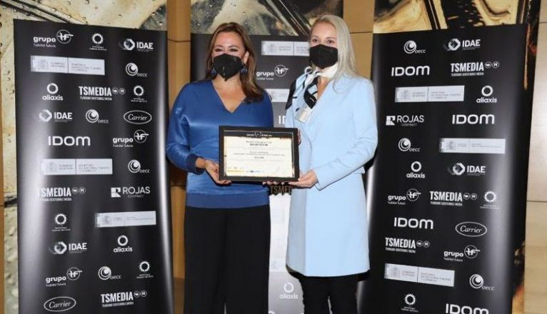 La presidenta del Cabildo, entregando el premio a uno de los hoteles La presidenta del Cabildo, entregando el premio a uno de los hoteles