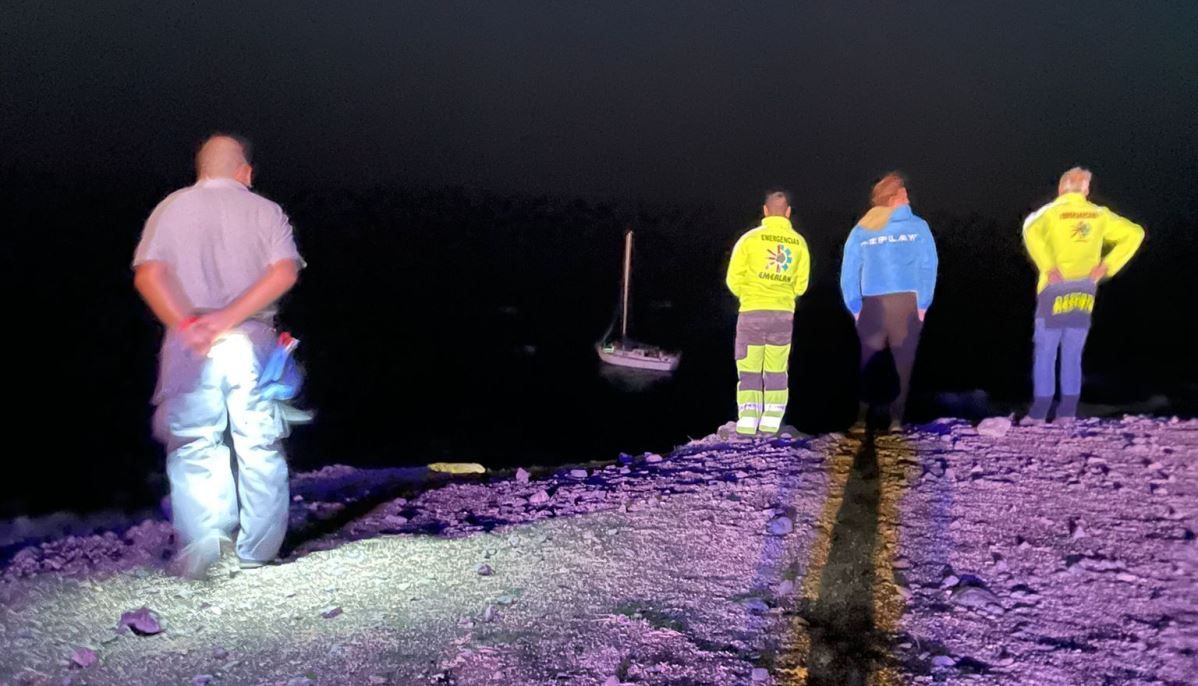 Emerlan socorre a un velero en apuros cerca de Puerto Calero