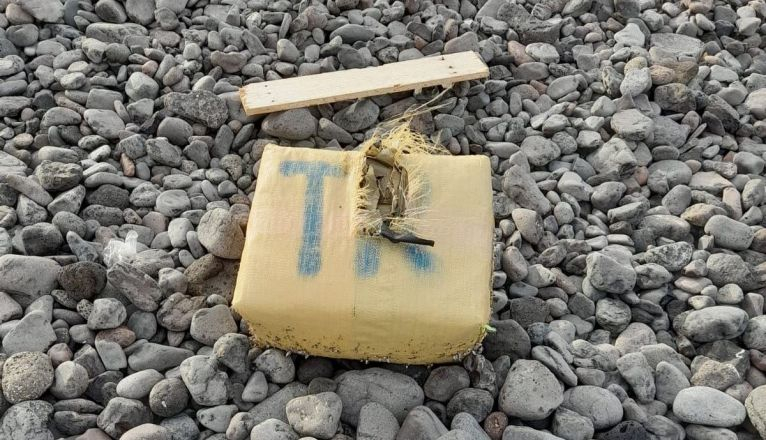 Imagen del fardo encontrado en la costa de Haría Imagen del fardo encontrado en la costa de Haría